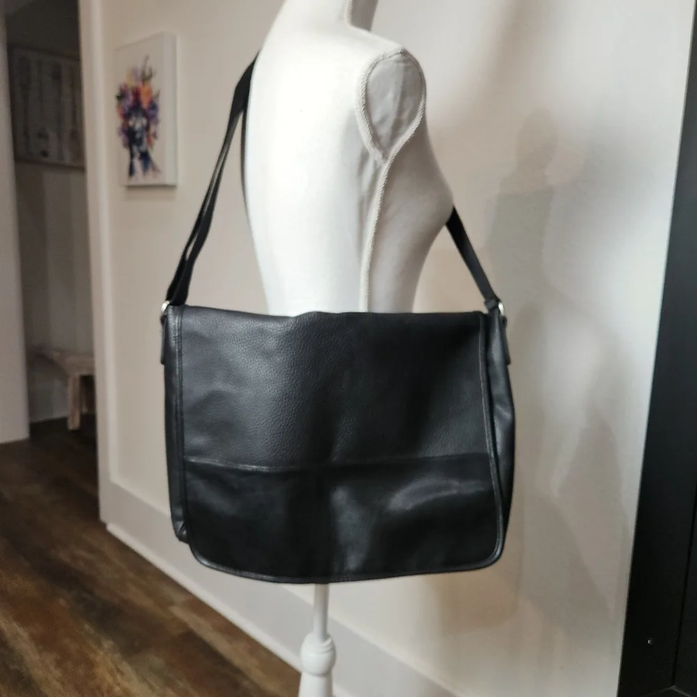 NWOT URBAN RENEWAL USHER BLACK FAUX LEATHER MESSENGER BAG 19